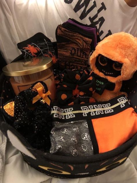 Man Home Decor, Couples Costumes Creative, Fall Szn, Diy Halloween Gifts, Spooky Basket, Halloween Care Packages, Spooky Halloween Gifts, Halloween Gift Baskets, Best Couples Costumes