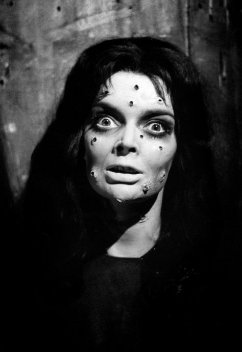 Barbara Steele in "Black Sunday" aka "Mask of Satan",  an Italian film from 1960, directed by Mario Bava. Barbara Steele, Hammer Horror Films, The Last Man On Earth, Horror Vintage, Film Horror, Retro Horror, Classic Horror Movies, Creatures Of The Night, Gothic Horror