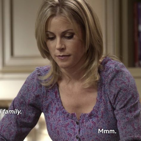 clairedunphy juliebowen modernfamily cute soft smile happy Claire Modern Family Haircut, Hailey Modern Family Hair, Claire Dunphy Hair, Phil And Claire Dunphy, Claire Dunphy Season 1, Claire From Modern Family Hair, Julie Bowen Haircut, Claire And Phill Modern Family, Modern Family Claire And Phil