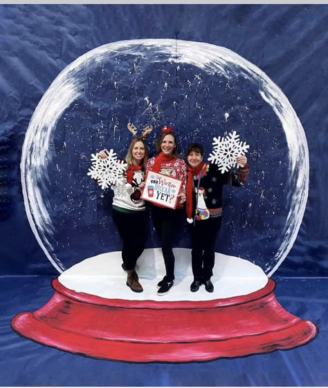 Concert Decor, Picture Snow Globe, Picture Booth, Dance Decorations, Decor School, Thats Me, Winter Dance, Kids Work, Winter Backdrops