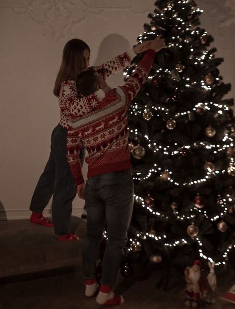 Couple Pjs Matching, Christmas Couple Aesthetic, Couple Christmas Photos, Couple Pjs, Pajamas For Couples, Pajamas Couple, Kawaii Ulzzang, Matching Couple Pajamas, Matching Christmas Sweaters