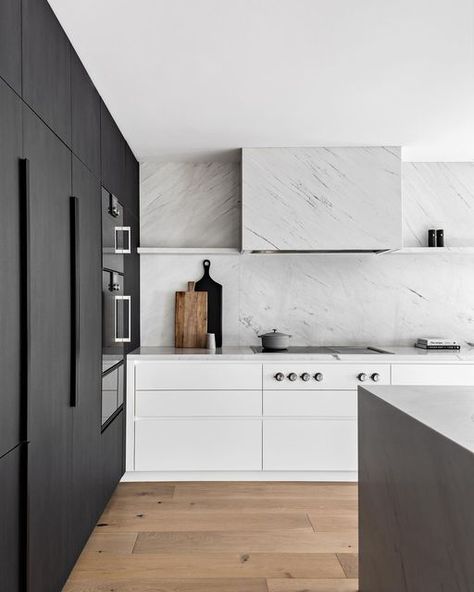 I N T E R I O R S E C R E T S on Instagram: "A quiet moment to admire this concealed storage + that kitchen island 😍⁠ ⁠ Project @tamekamoffatdesigns⁠ Build @chronisbuildinganddesign⁠ Joinery @uneekinteriorsolutions" White Contemporary Kitchen, White Marble Kitchen, Modern Coastal Home, Dark Countertops, Black Countertops, Timeless Kitchen, Marble Backsplash, Contemporary Kitchen Design, Elegant Kitchens