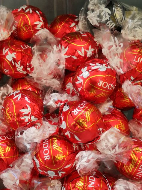 Lindor Lindt Chocolate Gift Ideas, Lindor Chocolate, Lindt Lindor, Swiss Chocolate, Lindt Chocolate, Chocolate World, Chocolate Assortment, Sweet 16 Parties, Birthday List