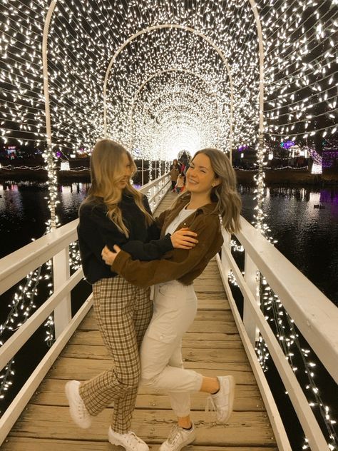 christmas- lights- pic poses- pic inspo Christmas Light Dance Photos, Dance Christmas Lights Pictures, Christmas Lights Couple Photo, Cute Couple Pics Christmas Lights, Christmas Couple Pictures Outdoor Lights, Christmas Lights Photoshoot, Photoshoot Lights, Besties Christmas, Outdoor Christmas Lights