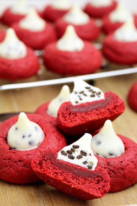 Christmas Cookies Red Velvet, Recipe For Cookies, Kiss Cookies, Chocolate Chip Cheesecake, Best Christmas Recipes, Chocolate Crinkle Cookies, Cookies N Cream Cookies, Party Food And Drinks, Holiday Red