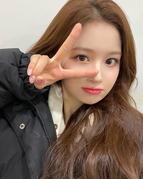 Peace Sign Drawing, Peace Sign Hand, Nmixx Sullyoon, Love You A Lot, Hand Reference, Pose Reference Photo, Portrait Poses, Selfie Poses, Drawing Reference Poses