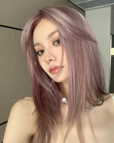 Korean Hair Dye, Kpop Hair Color, Korean Hair Color, Girl Hair Colors, Kpop Hair, Dyed Hair Inspiration, Pretty Hair Color, Dye Colors, Hair Color Pink