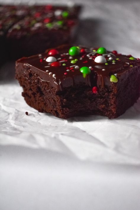 Christmas Brownies Recipe (cosmic brownies) - Ace of spoons Maple Cream Cheese Frosting, Maple Cream Cheese, Christmas Brownies, Cosmic Brownies, Vanilla Smell, Maple Cream, Sugar Cookie Bars, Starbucks Pumpkin, Brownie Ingredients