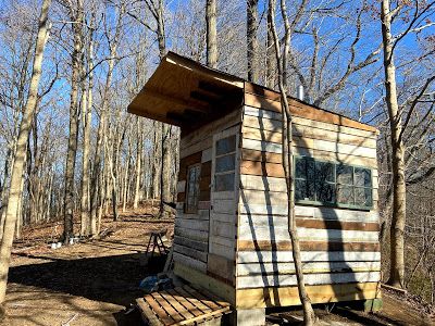 Tiny Hunting Cabin, Cabin Off Grid, Hunting Shack, Tiny Home Office, Off Grid Tiny House, Shipping Container Cabin, Container Cabin, Fence Slats, Building A Tiny House