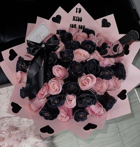 Black And Pink Rose Bouquet, Pink And Black Flower Bouquet, Black Eternal Rose Bouquet, Bouquet Of Flowers Gift Birthdays, Pink And Black Bouquet, Black And Pink Roses, Black And Pink Flowers, Halloween Bouquet, Black Rose Bouquet