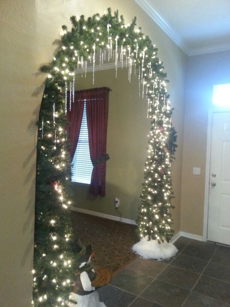 Christmas Party Archway, Christmas Decoration Archway, Arch Way Christmas Garland, Arch Doorway Decor Ideas, Indoor Doorway Christmas Decor, Christmas Tree Arch Decorating Ideas, Privacy Fence Christmas Decorations, Indoor Arch Christmas Decor, Indoor Christmas Archway Decor