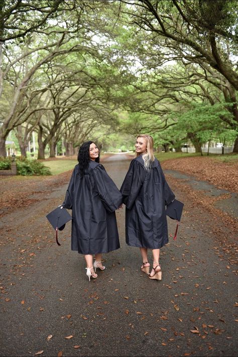 Graduation Pose Ideas With Friends, Graduation Photoshoot Best Friends, Professional Homecoming Pictures, Cap And Gown Pics With Friends, Friendship Graduation Pictures, Best Friend Cap And Gown Pictures, Group Cap And Gown Pictures, Graduation Photos With Friends, Graduation Poses With Friends