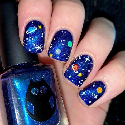 Bianka I Nailart & Swatches on Instagram: “Hello! 💙 Planets for #glamnailschallengeaug 🌌🪐🌍💫 Here is my mani for the theme! ☺️ My base is a sparkly magnetic polish, everything is…” Nasa Nail Art, Space Nail Art Designs, Nails Space Design, Solar System Nail Art, Outer Space Nail Designs, Fun Nails Blue, Galaxy Pedicure, Blue Space Nails, Space Nails Design