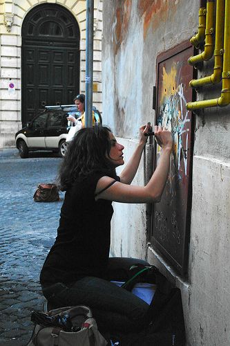 Alice Pasquini at work in Rome. (LP) http://stores.ebay.com/MR-MADCAN Photography Graffiti, Graffiti Artist Photography, Street Artists At Work, Wall Grafitti Creative, Street Painter, Graffiti On Buildings Street Art, Graffiti Girl, Graffiti On Wall Street Artists, Street Graffiti