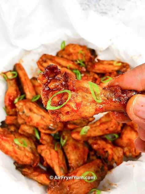 Crispy Honey Sriracha Chicken wings (Air Fryer & Oven) - Air Fryer Yum Green Beans Air Fryer, Airfryer Chicken Wings, Beans Air Fryer, Chicken Wings Air Fryer, Wings Air Fryer, Honey Sriracha Chicken Wings, Sriracha Chicken Wings, Crispy Honey Chicken, Airfryer Recipe