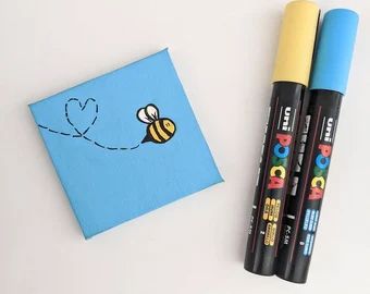 Bee Painting Acrylic, Art Small Business, Mini Tela, Vinyl Art Paint, Bee Painting, Doodle Art Journals, Canvas Drawing, Simple Canvas Paintings, Cute Canvas Paintings