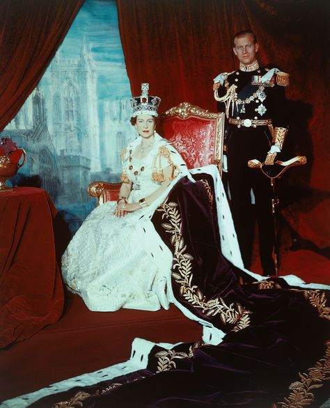 Queen Elizabeth II in Coronation robes with the Duke of Edinburgh, photo by Cecil Beaton. England, 1953 Ratu Elizabeth, Coronation Robes, Princesa Elizabeth, Norman Hartnell, Timothy Laurence, Wallis Simpson, Reine Elizabeth, Cecil Beaton, Elisabeth Ii