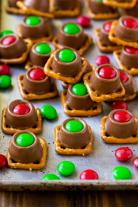 Rolo Pretzels Recipe | Chocolate Pretzels | Caramel Pretzels | Holiday Candy #christmas #baking #dessert #candy #chocolate #caramel #pretzels #dinneratthezoo Rolo Pretzels, Christmas Pretzels, Christmas Candy Easy, Easy Christmas Candy Recipes, Pretzel Treats, Xmas Treats, Easy Christmas Treats, Christmas Candy Recipes, Holiday Snacks