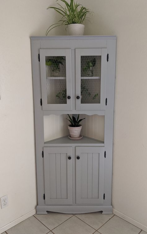 Farmhouse Corner Cabinet Living Room, Paint Corner Cabinet, Farmhouse Corner Cabinet Bathroom, Tall Corner Cabinet Ideas, Corner Cabinet Repurpose, Corner Cabinet Ideas Living Room Decor, Corner Cabinet Paint Ideas, Corner Cabinet Ideas Bathroom, Diy Corner Cabinet Storage