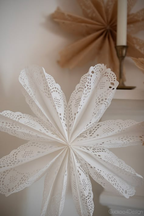 With the help of this tutorial you can create beautiful paper doily snowflakes in a variety of colors and sizes as unique Christmas decor. #snowflakes #papersnowflakes #diysnowflakes #snowflakecraft #DIYchristmasdecor Paper Dollie Crafts, Paper Doily Snowflakes Diy, Large Paper Snowflakes Diy, Doily Snowflakes Diy, Paper Doily Crafts Christmas, Paper Doily Snowflakes, Large Snowflakes Diy, Paper Doilies Crafts, Doily Snowflakes