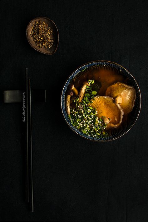 Miso Soup with shiitake and wakame - Bake-Street.com Cheese Blintz, Sopa Miso, Cheese Blintzes, Miso Soup Recipe, Wakame Seaweed, Dashi Broth, Noodle Bar, Asian Street Food, Food Advertising