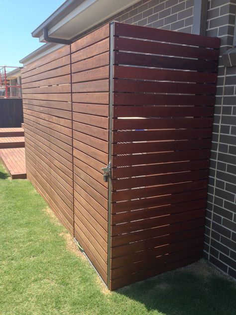 Decking fence Hide Outdoor Water Heater, Water Heater Cover Ideas Outdoor, Water Tank Screen Ideas, Hide Water Tank Ideas, Water Tank Cover Ideas Outdoor, Oil Tank Cover Ideas, Hide Water Tank, Pallet Privacy Wall, Water Heater Cover