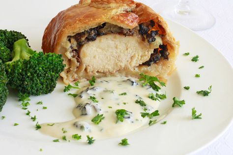 Step by step photographs to achieve this chicken wellington masterpiece. Elegant, gourmet, delicious. Chicken Wellington, Caramelised Onion Tart, Onion Tart, Poultry Recipes, Mushroom Recipes, Caramelized Onions, Puff Pastry, Chicken Dinner, Chicken Dishes