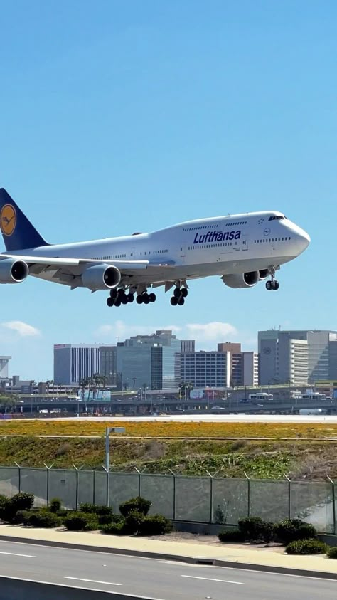 Landing Plane, Jets Privés De Luxe, Plane Poster, Boeing Planes, 747 Airplane, Private Jet Plane, Jet Privé, Plane Spotter, Boeing 747 400