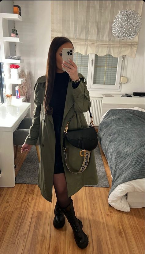 @noemie_mrtns Director Outfit, Winter Outfits Long Coat, Khaleeji Abaya, Nyc Ootd, Trench Outfit, Ootd School, Outfit Birthday, Trench Coat Outfit, Outfit Zara