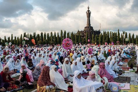 end of ramadan morning prayers | indonesia 2013 | foto: putu sayoga End Of Ramadan, Eid Celebration, Islamic Calendar, Month Of Ramadan, Eid Al Fitr, Idul Fitri, The Prophet, Nine Months, Morning Prayers