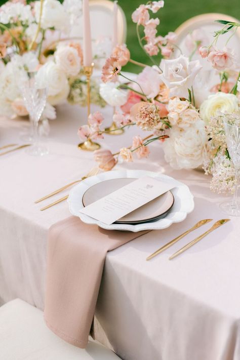 Garden Romantic Wedding, Wedding Tablescapes Long Romantic, Romantic Table Setting Wedding, Blush Wedding Table Setting, Spring Wedding Table Settings, Peach Colored Wedding, Classic Wedding Table Decor, Future Wedding Ideas, Elegant Wedding Table Settings