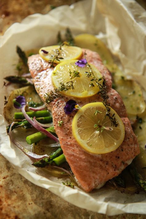 Salmon In Parchment, Parchment Paper Recipes, Papillote Recipes, Cook Salmon, Fish Dinner Recipes, How To Cook Fish, Fish Dinner, Just Bake, Cooking Salmon