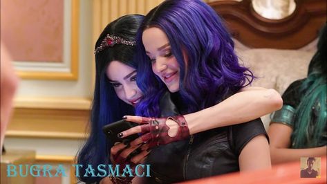 Mal and Evie just hanging out in Cinderella’s castle Mal And Evie Descendants, Dove Cameron Descendants, Descendants Pictures, Estilo Zendaya, Descendants Wicked World, Evie Descendants, Mal Descendants, Disney Descendants Movie, Mal And Evie