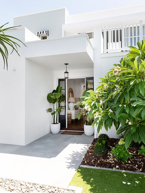 Bali Villa Entrance, Caribbean Homes Exterior, Beach House Decor Living Room, Alfresco Designs, Villa Entrance, Small Playroom, Caribbean Homes, Front Facade, Staging Ideas