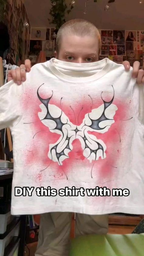 Diy Grunge Shirt Ideas, Torn Shirt Diy, Sewing Men’s Clothes, Spray Paint Hoodie Diy, Spray Paint Clothes Ideas, Decorate Shirts Ideas, Hand Painted Tshirts Aesthetic, Paint On Hoodie Diy, How To Put Print On Shirt