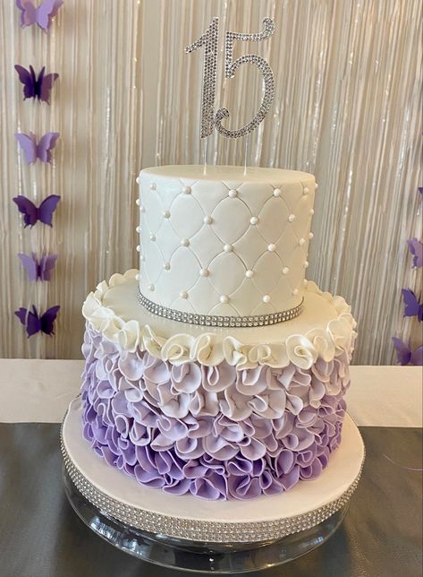 Purple Cakes For Quinceanera, 18th Birthday Cake Lavender, Lilac Quince Cake Ideas, Lavender 15 Cake, Torte Za 15 Rodjendan, Lilac 15 Cake, Purple 15 Cake, Lavender Cake Designs Birthday, Sweet 16 Cake Ideas Purple