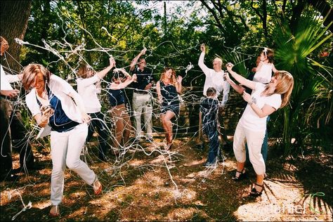 Family Reunion Photography, Cousin Photo Shoots, Big Family Photo Shoot Ideas, Adult Family Photos, Family Reunion Photos, Extended Family Pictures, Silly String, Fun Family Pictures, Cousin Photo