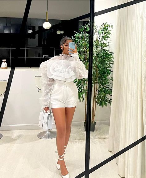 White Shorts Vacation Outfit, Shorts Dinner Outfit, All White Brunch Outfits Black Women, Dinner En Blanc Outfit, Birthday Lunch Outfit Ideas, Diner En Blanc Outfit Woman, All White Dinner Outfit, Fancy Outfits For Dinner, All White Brunch Outfit