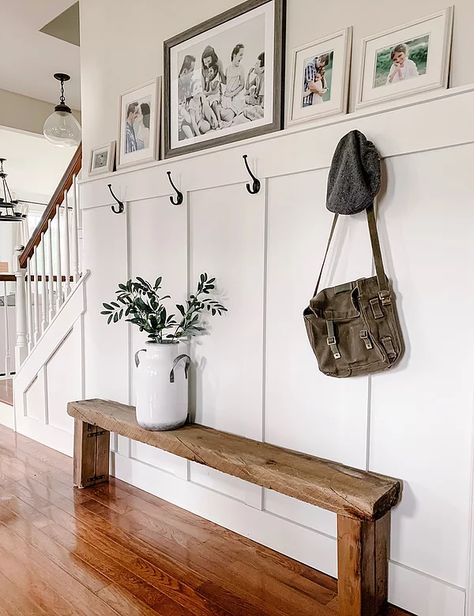 Mudroom Decor, Simple Farmhouse, Farmhouse Entryway, Entryway Ideas, Home Entrance Decor, Front Entrance, Board And Batten, Home Entrance, Front Entry