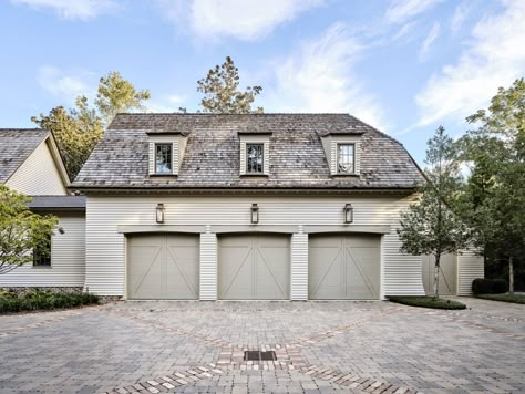 love this garage Modern Cottage Homes, Fairhope Alabama, Garage Guest House, Garage Door Styles, Garage Exterior, Carriage Doors, Colonial Exterior, Garage Door Design, Modern Garage