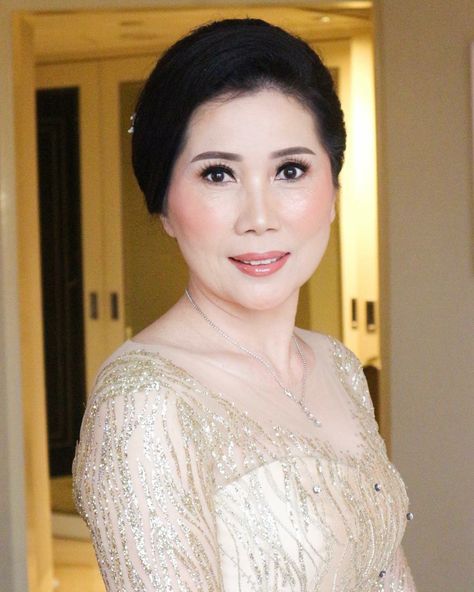 Mom Of Bride Makeup, Mob Makeup, Mothers Makeup, Mother Of The Groom Hairstyles, Sanggul Modern, Makeup For Moms, Bathroom Design Decor, Modern Mom, Asian Bridal