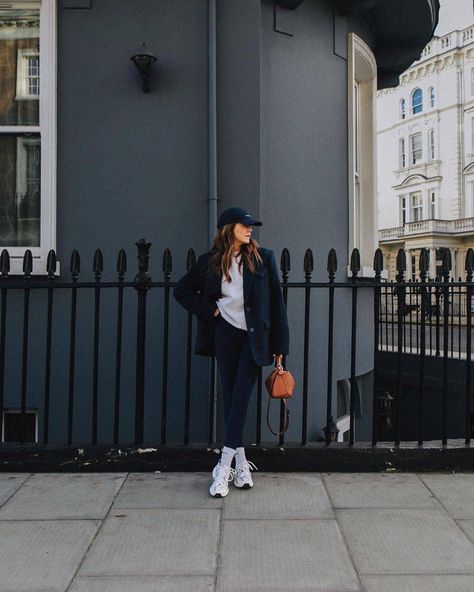 Winter Leggings Outfits: @kimturkington_ wearing leggings and a blazer Leggings Work Outfit, Leggings Outfit Winter, Easy Outfits, Black Leggings Outfit, Hem Leggings, Leggings Outfits, Stirrup Leggings, Outfits To Copy, Subtle Luxury