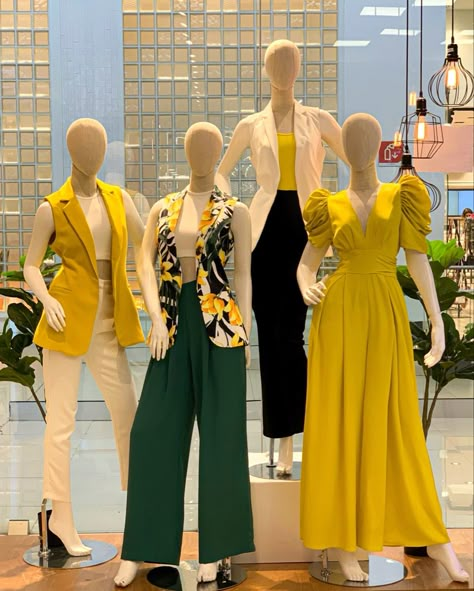 Mannequin Styling, Visual Merchandising Fashion, Fashion Store Design, Clothing Store Displays, Clothing Store Interior, Fashion Displays, Clothing Store Design, Store Design Boutique, Colour Combinations Fashion