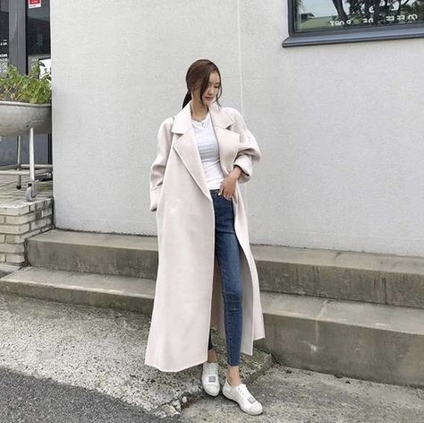 white coat ivory coat winter outfit White Coat Outfit Winter, Ivory Coat Outfit, White Trench Coat Outfit, Coat Outfits For Women, Coat Winter Outfit, White Coat Outfit, Outfits Japan, White Long Jacket, Christmas Ootd