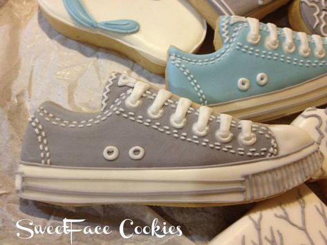 In LOVE with these cool sneaker cookies!!  I am definitely going to try to make these! Hoodie Cookies Decorated, Sneakers Cookies, Converse Cake, High Heel Cookies, Cookie Clothes, Face Cookies, Shoe Cookies, Decorative Cookies, Butterfly Cookies