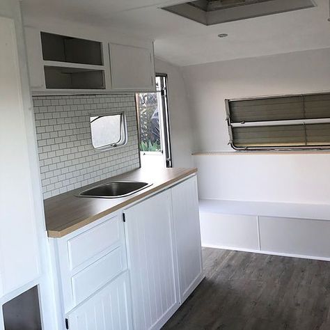 Caravan Caravan Renovation Diy, Caravan Interior Makeover, Caravan Hacks, Caravan Interiors, Vintage Caravan Interiors, Diy Caravan, Caravan Vintage, Caravan Decor, Caravan Makeover