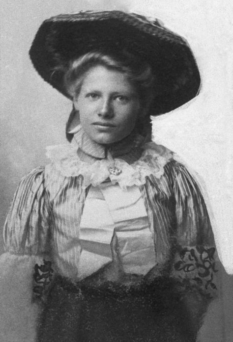 Belle Gunness killed around 40 people, according to estimates, while others speculate as many as 180 victims. Belle Gunness, University Of Indianapolis, Forensic Anthropologist, Black Widows, Metal Songs, Country Dance, Let Her Go, Cold Case, Forensic