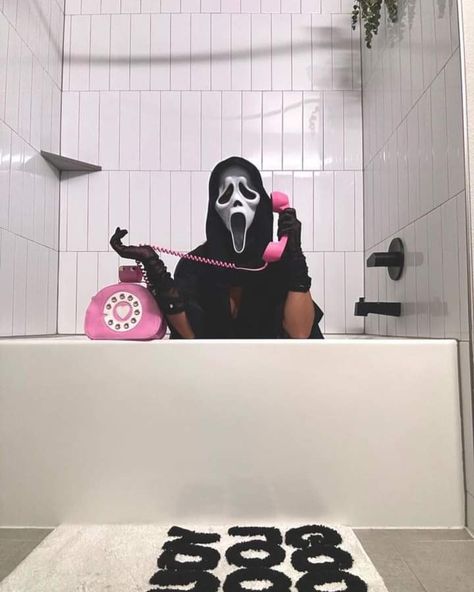 Halloween Costumes Wallpaper, Scream Mask Costume Women, Pink Scream Costume, Women Scream Costume, Pink Halloween Photoshoot, Scream Halloween Photoshoot, Pink Ghostface Costume, Scream Women Costume, Scream Photoshoot Ideas