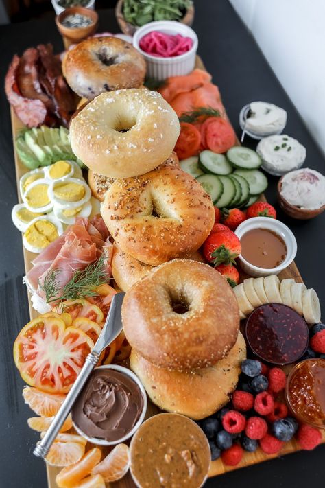 Put together a healthy bagel board for the table for brunch, lunch, or breakfast. This is one of the best ideas or themes everyone will love! Bagel Bar Brunch Display, Brunch Pot Luck Ideas, Breakfast Smorgasbord, Bagel Charcuterie Board, Brunch Theme Ideas, New Years Brunch Ideas, Charcuterie Board Sweet, Bagel Bar Brunch, Breakfast Board Ideas