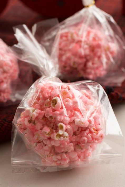 Pink Popcorn Recipe, Christmas Popcorn, Pyjamas Party, Pink Popcorn, Popcorn Treats, Popcorn Party, Chocolate Party, Valentines Day Food, Popcorn Recipes